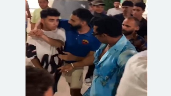 فيديو .. "قاله محمد حمضان" .. شاهد عيان يروي تفاصيل شجار محمد رمضان مع شاب في الساحل .. العربية : الشاب رد له الصفعة وسط ذهول معجبي الفنان