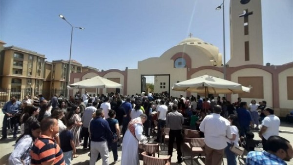 بالفيديو: رغم الوعود بحل أزمة أرض كنيسة جاردينيا: عودة معدات الحفر بالأرض في حراسة أمنية.. وغضب قبطي لخداعهم