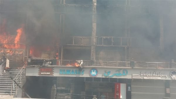 النار قضت عليه بالكامل، السيطرة على حريق هائل بمول في العبور (فيديو وصور)