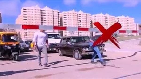 سكك حديد مصر تحذر المواطنين من اقتحام المزلقانات والسير عكس الاتجاه (فيديو)
