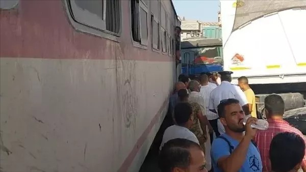 مشاهد بطولية لأهالي برج العرب في إنقاذ مصابي حادث قطار البضائع بالإسكندرية