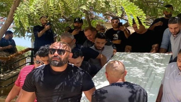 أحمد صلاح حسني ينهار بالبكاء في جنازة والده.. وأمير كرارة أبرز المشيعين (بث مباشر)