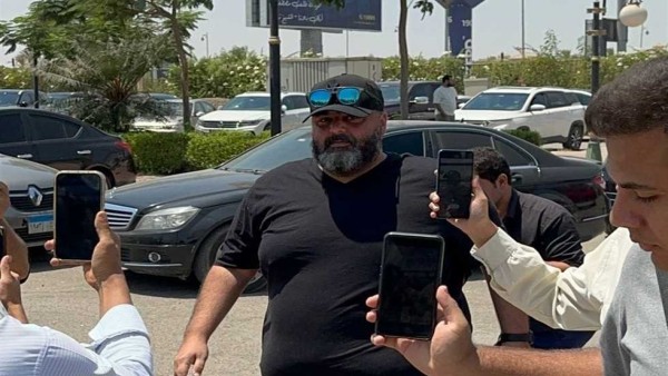 بالصور.. انهيار نجوم الفن أثناء دفن جثمان المنتج تامر فتحي بمقابر طريق الفيوم