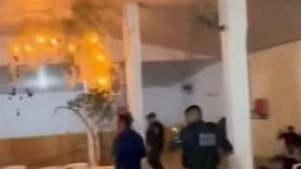 أب غاضب يطلق النار على حُكام مسابقة ملكة جمال بسبب "ابنته" (فيديو)