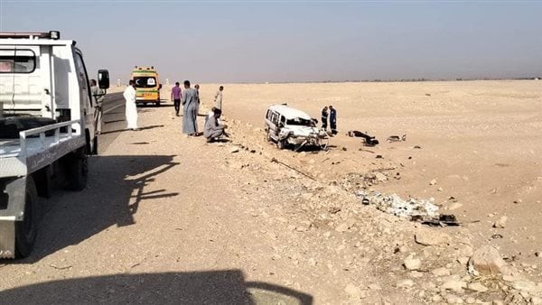 مصرع وإصابة 11 شخصًا في انقلاب ميكروباص بالطريق الصحراوي الغربي بقنا