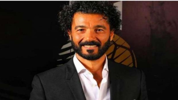 صورة نادرة لـ خالد النبوي مع أولاده الثلاثة في طفولتهم.. بينهم توأم