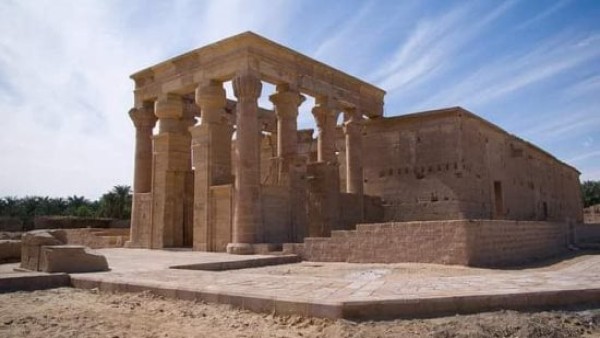ظاهرة فلكية نادرة.. الشمس تتعامد غدا على قدس أقداس معبد هيبيس بالوادى الجديد