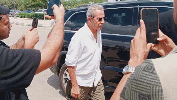 اشرف زكي وصبري فواز.. بدء توافد النجوم على جنازة والد المنتج طارق الجنايني