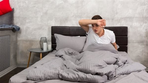 متى يكون العرق مؤشرًا مرضيًا؟.. استشاري يجيب
