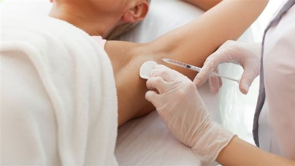 كيف أوقف فرط التعرق؟.. خيارات علاجية متعددة اعرفها