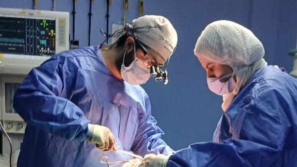 بعد سقوطها من علو، فريق طبي بالشرقية ينجح في إنقاذ حياة طفلة (صور)