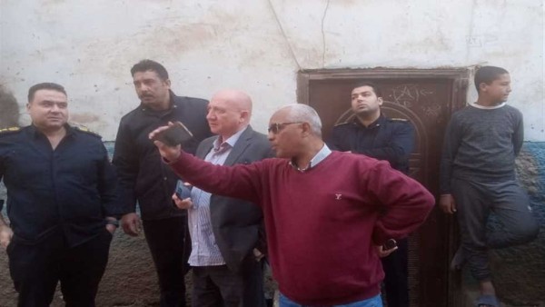 انهيار منزل من 3 طوابق وانتشال 4 أحياء من بين الأنقاض في أسوان