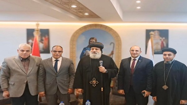 نائب محافظ القاهرة ورئيس حي حلوان يهنئ الأنبا ميخائيل بعيد الميلاد