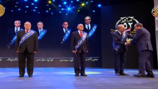 «تسمحولي».. السيسي يؤدي التحية العسكرية لـ6 من أبطال حرب أكتوبر