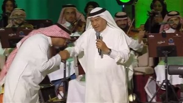 تقبيل موسيقار مصري يد محمد عبده يثير الاستياء، والنشطاء: ما فعله مهين (فيديو)