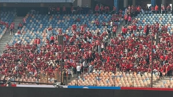 سلفني شكرًا، جماهير الأهلي تسخر من الزمالك بسبب الأزمة المالية (فيديو)