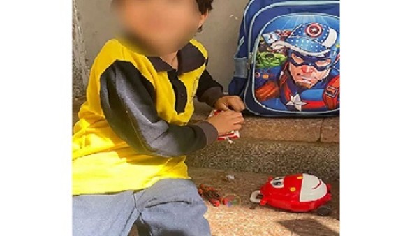 شاهد والده يقتلها أمام المدرسة .. الطفل ياسين ينتظر تصريح دفن والدته بزيه المدرسي وألعابه أمام ثلاجة الموتى بشبين الكوم