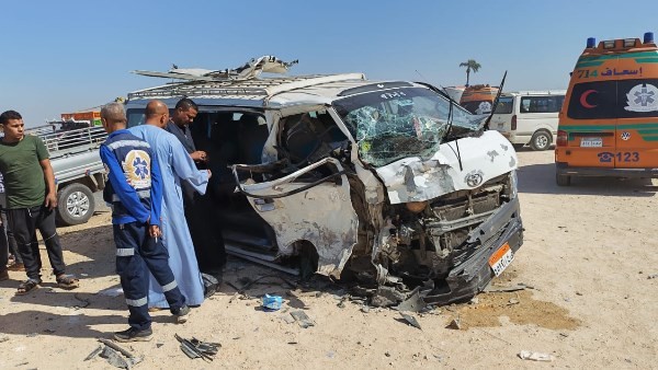 إصابة 11 شخصًا في تصادم نقل وميكروباص بطريق أسيوط منفلوط الزراعي