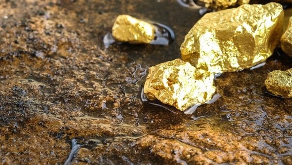 الذهب المصري يلمع من جديد.. اكتشاف 200 ألف أونصة يفتح آفاق الاستثمار في الصحراء الشرقية