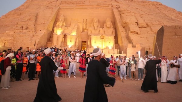 بحضور آلاف السائحين..فرق مهرجان أسوان تحتفل بظاهرة تعامد الشمس في معبد أبو سمبل