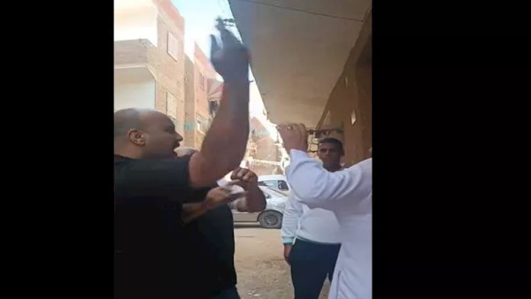 محامي المسن المعتدى عليه بالسويس: مالك العقار ضربه عشان يسيب شقته