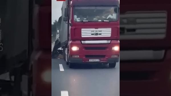 لحظات خطيرة، سائق مخمور يقود شاحنة تترنح على الطريق السريع (فيديو)