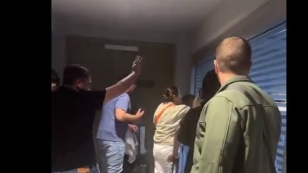 حادث غريب في لبنان، مطار بيروت مغلق في وجه المسافرين والنشطاء يسخرون: جاءوا مبكرًا (فيديو)