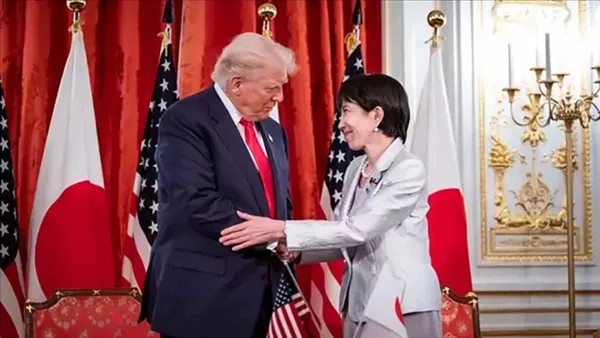 قدم التحية العسكرية وتركها حائرة خلفه، موقف لـ ترامب يربك رئيسة وزراء اليابان ( فيديو)