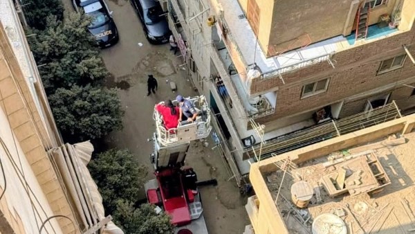 في الدور الـ 12 والأسانسير عطلان .. تفاصيل إنقاذ سيدة حامل باستخدام ونش خارجي