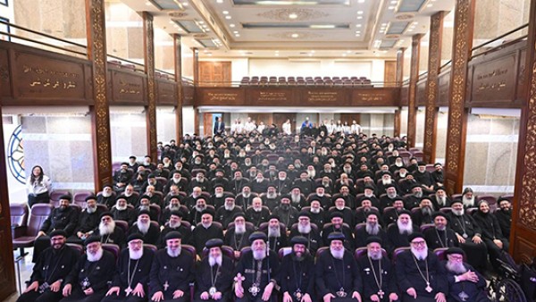 الأنبا ميخائيل يشارك في لقاء البابا تواضروس حول “الكاهن بين الذات والاتضاع”