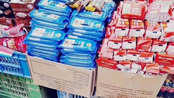 كراتين بشمعها، تحرك أمني ورقابي عاجل بعد بيع "بسكويت المدارس" بالأسواق في الشرقية (صور)
