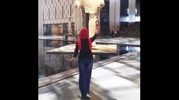 بتعويذة فرعونية ومفتاح الحياة، مصرية تثير الجدل بتبخيرها المتحف الكبير لحمايته قبل افتتاحه (فيديو)