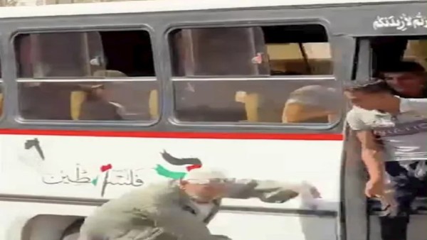 أول بيان من الداخلية بشأن فيديو سقوط مسن من أتوبيس بالدقهلية