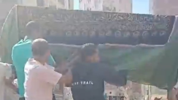ضحية المنشار الكهربائي.. شاهد انهيار أسرة طفل الإسماعيلية لحظة تشييع جثمانه