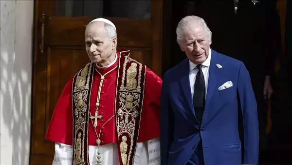 للمرة الأولى منذ 500 عام، تشارلز الثالث أول ملك بريطاني يصلي علنًا مع بابا الفاتيكان