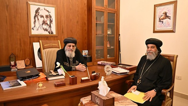 البابا تواضروس يستقبل الأنبا بيشوي أسقف أسوان بالمقر البابوي