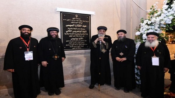 الأنبا يوليوس يرحب بالبابا تواضروس ويستعرض تاريخ كنيسة مار مينا الأثرية بفم الخليج بمصر القديمة