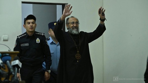 محكمة أرمينية تحكم بسجن رئيس أساقفة شيراك لمدة عامين... والكنيسة تصف الحكم بـ«الانتقام السياسي»