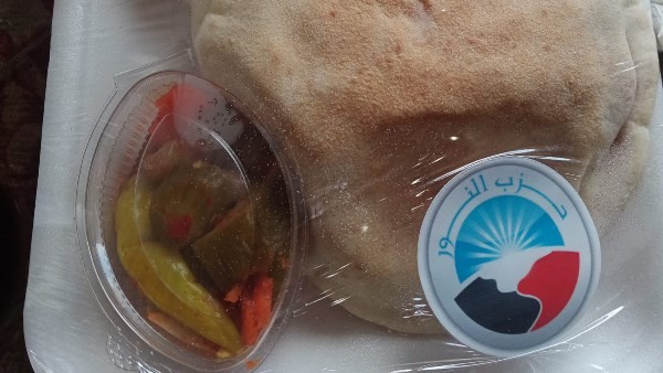 أنصار مرشح حزب النور يوزعون وجبات غذائية علي الناخبين غرب الاسكندرية