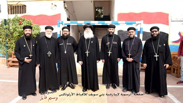 أسقف بني سويف الأنبا غبريال يدلي بصوته في لجنته بمدرسة القومية الخاصة