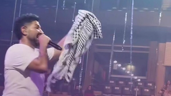 مصر علمتني أحط علم فلسطين فوق علم بلدي.. أحمد سعد يهتف لأهل غزة في حفله بألمانيا: هتفضلوا فوق الراس