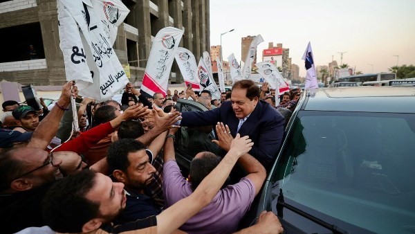 الأهالي تغمر أبو العينين بالتحيات ومظاهر الحب في مسيرة انتخابية حاشدة بالجيزة | فيديو
