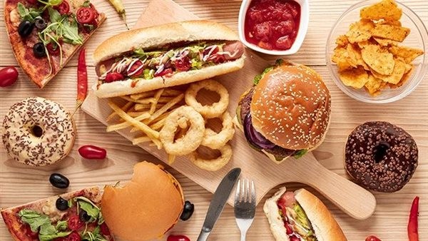 دراسة حديثة تحذر من خطر الأطعمة السريعة وتكشف علاقتها بمرض ألزهايمر