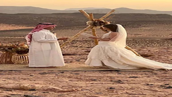 سائحان يتبادلان الوعود الأبدية في سيناء بـ "زفاف بدوي" غير تقليدي -صور