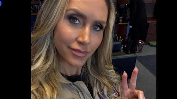 لارا ترامب تقود مقاتلة أمريكية فوق قاعدة بحرية وتثير الجدل، ونشطاء: دا لعب (فيديو)