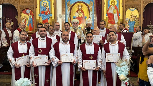 رسامة شمامسة بكنيسة "الأميرين" بجاردينيا