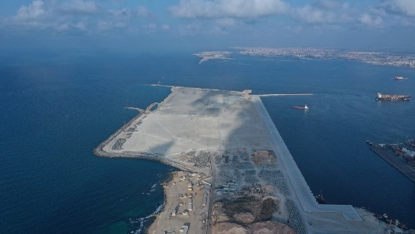 شاهد.. أعمال إنشاء محطة "تحيا مصر 2" متعددة الأغراض برصيف 100 بميناء الدخيلة