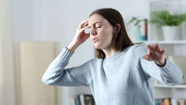 لماذا نشعر بالدوار المُفاجئ عند الوقوف؟.. علامات لا تتجاهلها وأسباب صادمة