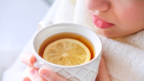 أبرزها الماء الدافئ.. مشروبات لعلاج احتقان الحلق