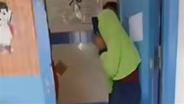 مقطع مؤثر، بكاء معلمة من تنمر الطلبة عليها يثير الغضب، والنشطاء: فين الأخلاق (فيديو)